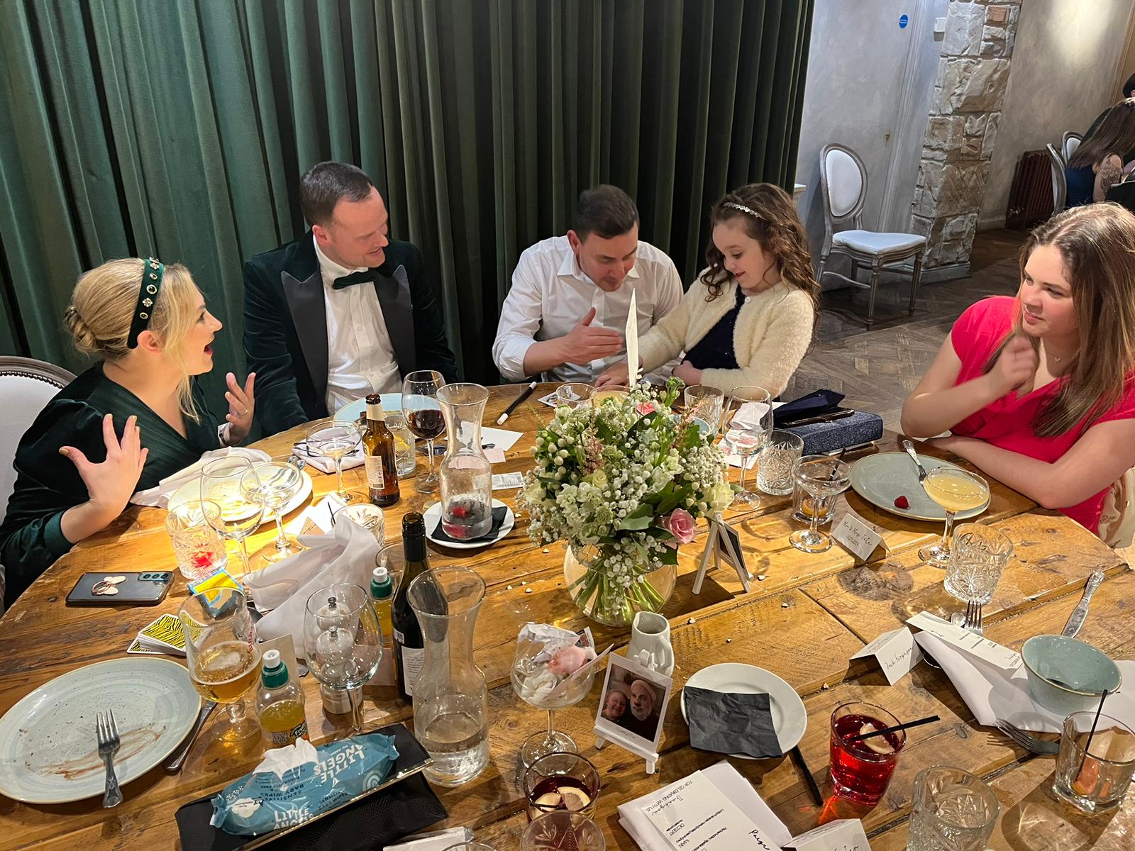 Phils Wedding – reaction 3 guest reacts to a magic trick with astonishment